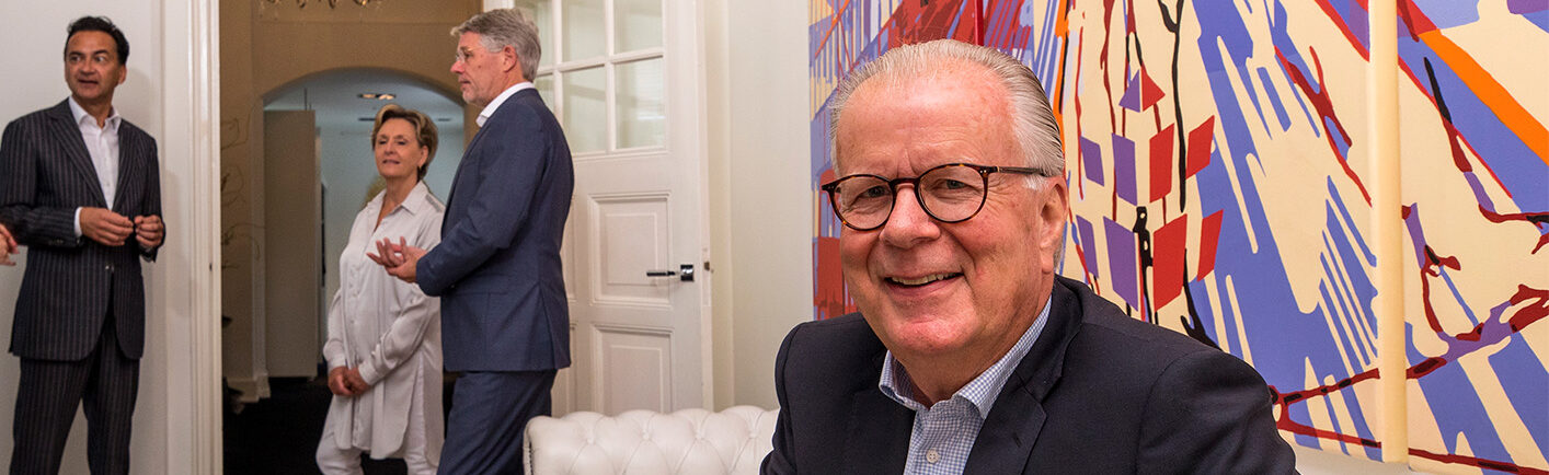 JBR Interim Executives Harm Tunteler, Bart Kroon, Ed Flohr im Büro in Zeist, weißes Sofa und großes Kunstwerk