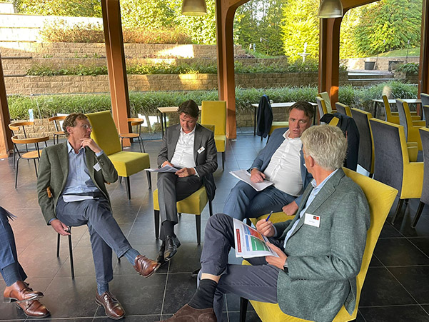 JBR Interim Executives Roundtable on WHOA fünf Männer im Gespräch in Anzügen