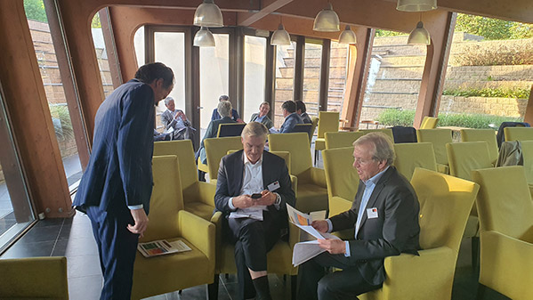 JBR Interim Executives Round Table WHOA drei Männer in Anzügen im Gespräch miteinander